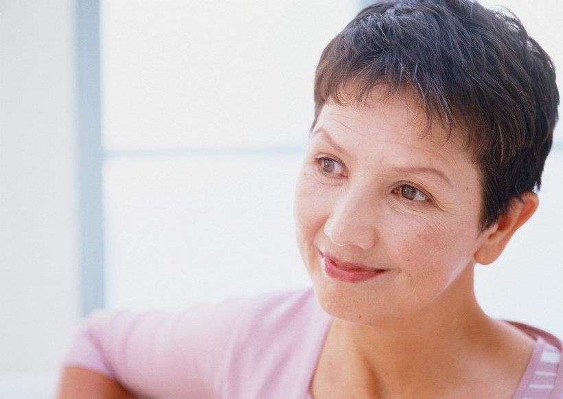 点击大图看下一张:老年人室内休闲图片