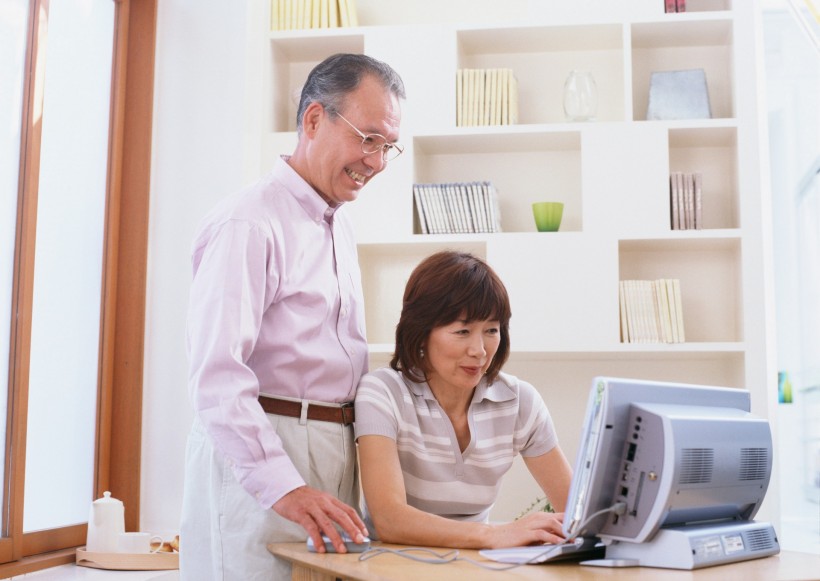 点击大图看下一张:老年人室内休闲图片