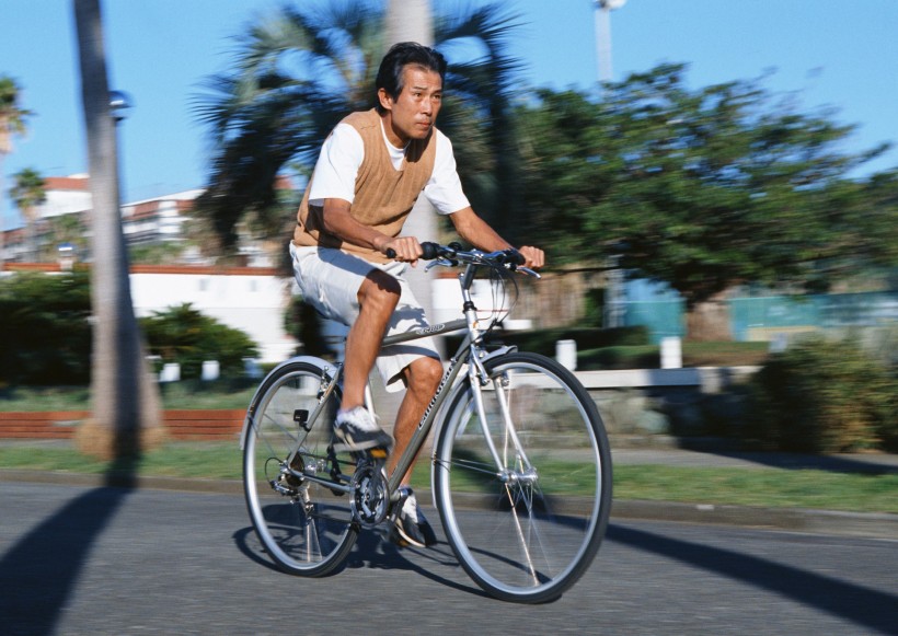 点击大图看下一张：老人骑自行车游玩图片