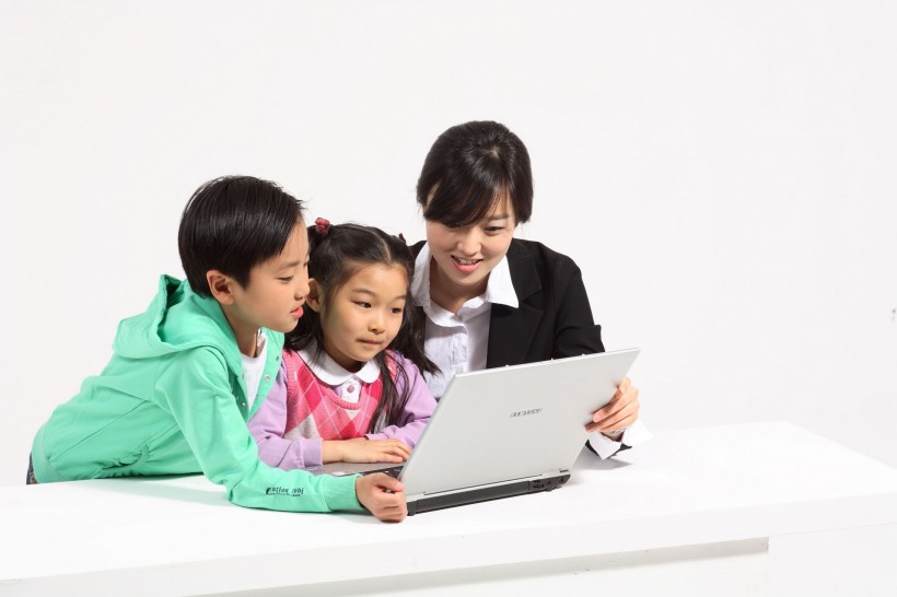 点击大图看下一张：老师孩子课堂图片