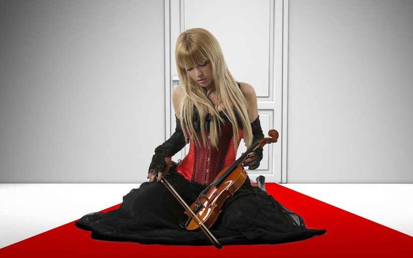 点击大图看下一张：拉提琴的少女图片
