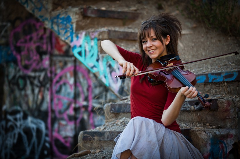 点击大图看下一张：拉提琴的少女图片