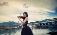 拉提琴的少女图片_22张
