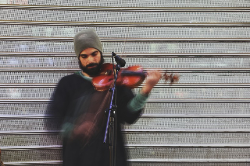 点击大图看下一张：拉小提琴的人图片