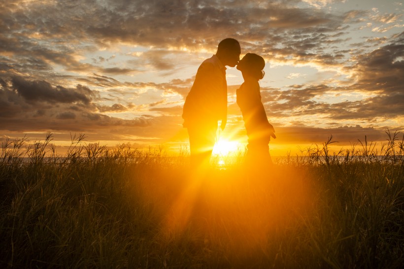 点击大图看下一张：夕阳下恩爱的情侣图片
