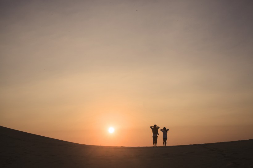 点击大图看下一张：夕阳下恩爱的情侣图片