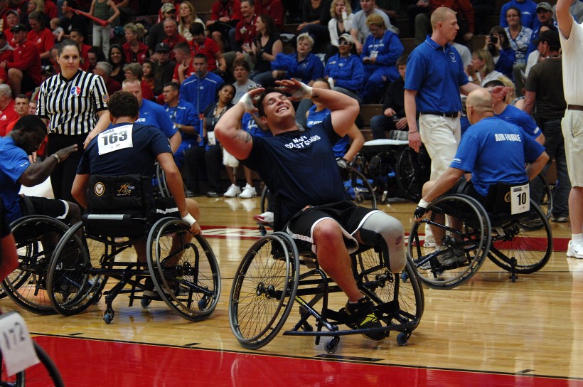 点击大图看下一张：轮椅上的残疾人图片