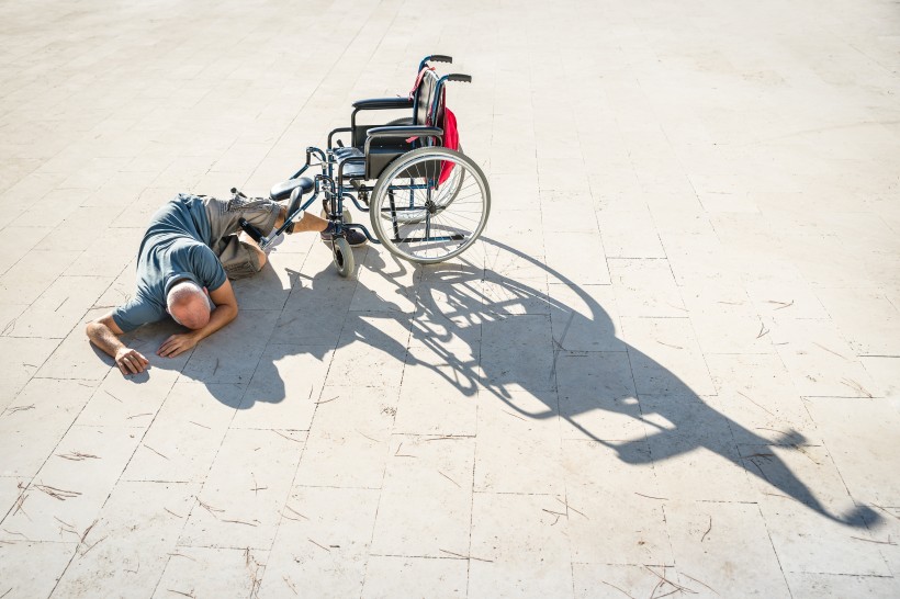 点击大图看下一张：轮椅上的残疾人图片