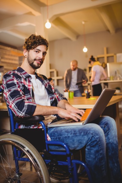 点击大图看下一张：轮椅上的残疾人图片