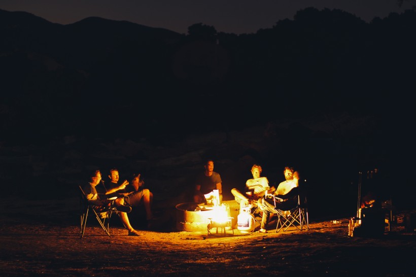 点击大图看下一张：野外露营的篝火图片