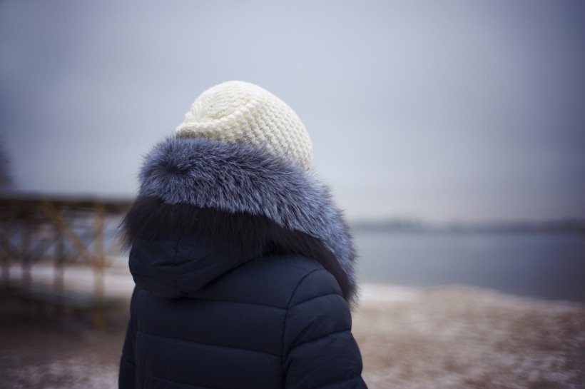 点击大图看下一张：冬天带着毛线帽子的女孩图片
