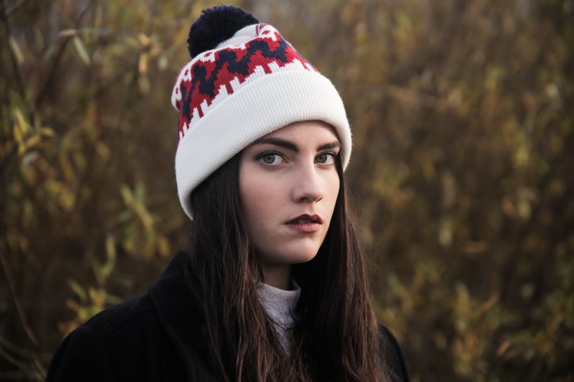 点击大图看下一张：冬天带着毛线帽子的女孩图片
