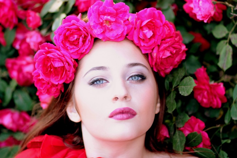 点击大图看下一张：头上带着玫瑰花花圈的美女图片