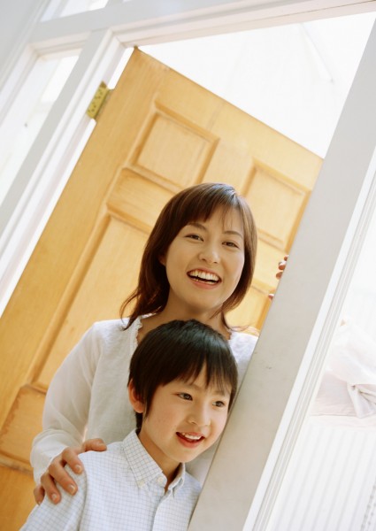 点击大图看下一张：母亲与小孩图片