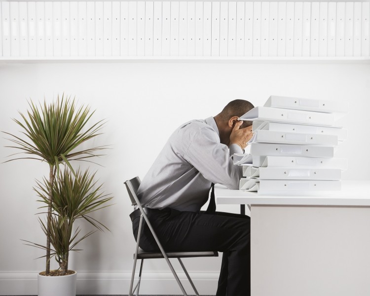 点击大图看下一张:男士商业滑稽姿态图片