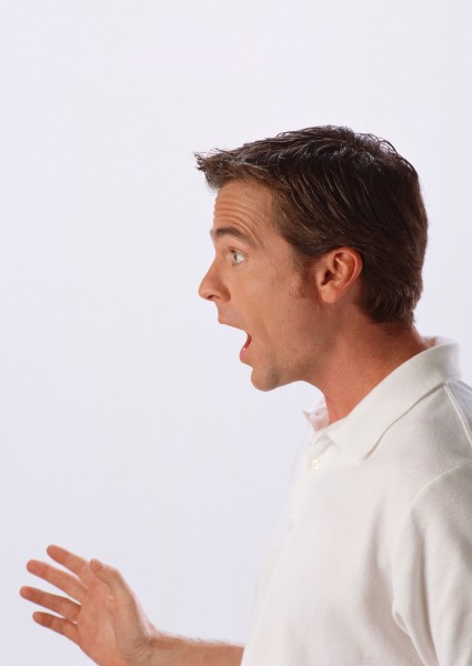 点击大图看下一张：男性表情动作特写图片