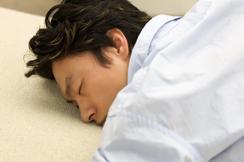 点击大图看下一张：男性休息睡觉图片