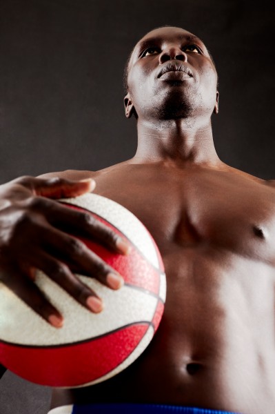 点击大图看下一张：拿着篮球的男士图片