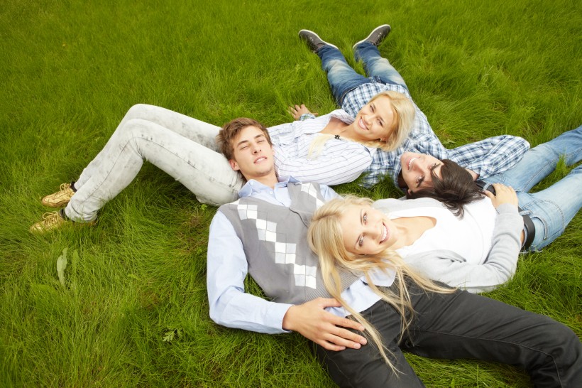 点击大图看下一张：躺在草地上的年轻人图片