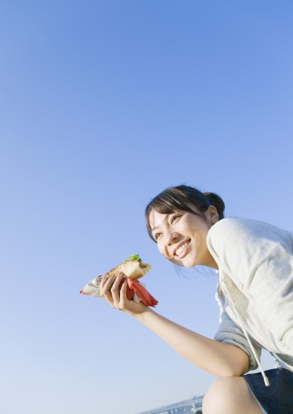 点击大图看下一张：女孩假期品尝美食图片