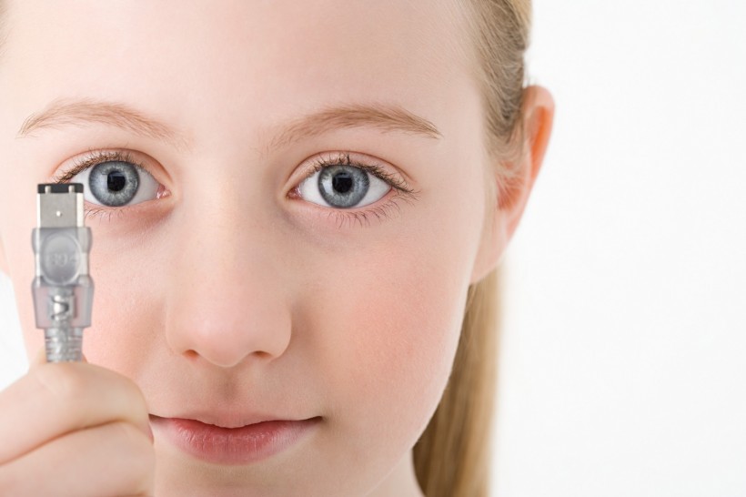 点击大图看下一张：女孩和数码产品图片