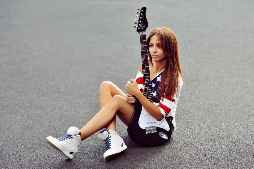 点击大图看下一张：欧美女孩弹乐器吉它图片