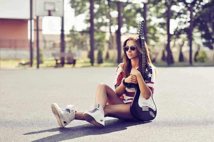 点击大图看下一张：欧美女孩弹乐器吉它图片