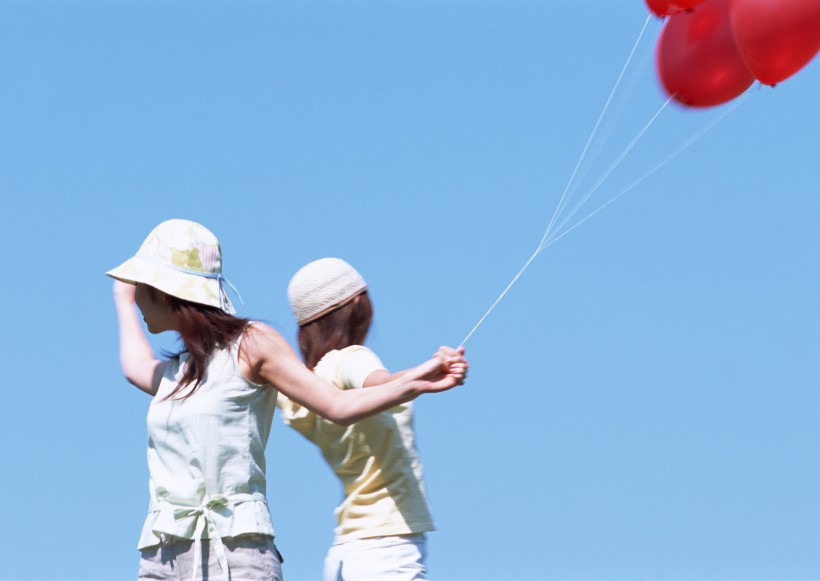 点击大图看下一张：女孩和气球图片