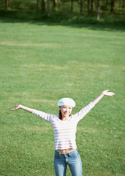 点击大图看下一张:女孩与自然结合图片