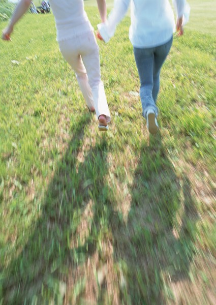 点击大图看下一张:女孩与自然结合图片