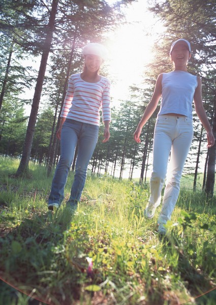 点击大图看下一张:女孩与自然结合图片