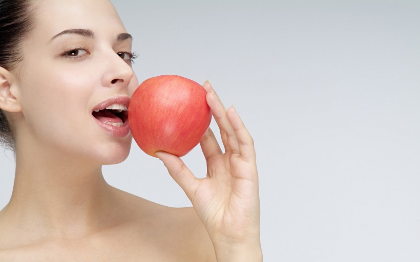 点击大图看下一张：女性代言姿势图片