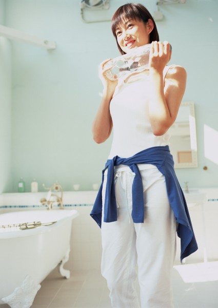 点击大图看下一张：女性喝水图片