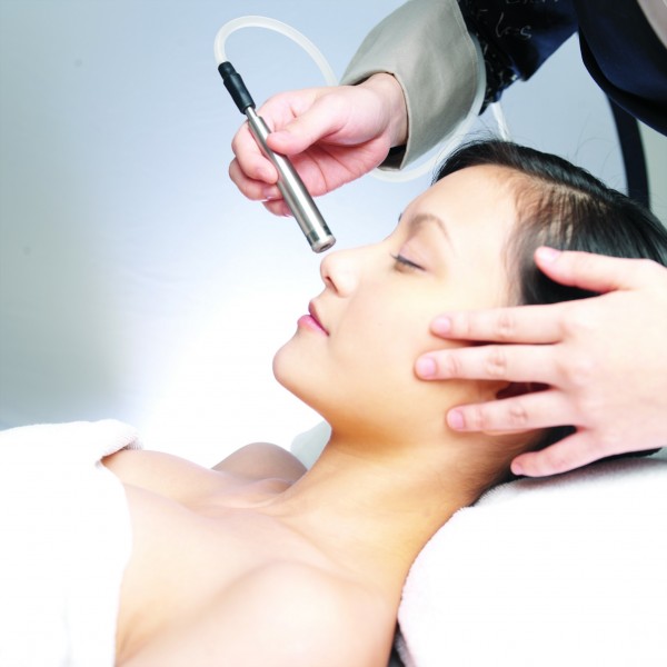 点击大图看下一张：女性脸部按摩图片