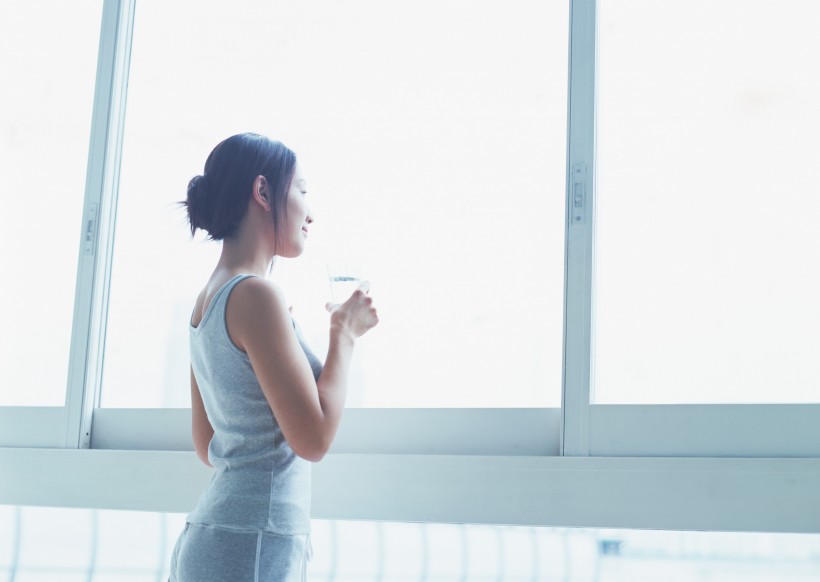 点击大图看下一张：女性清晨喝水图片