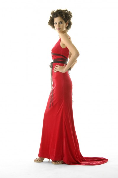 点击大图看下一张：女性晚礼服姿态图片