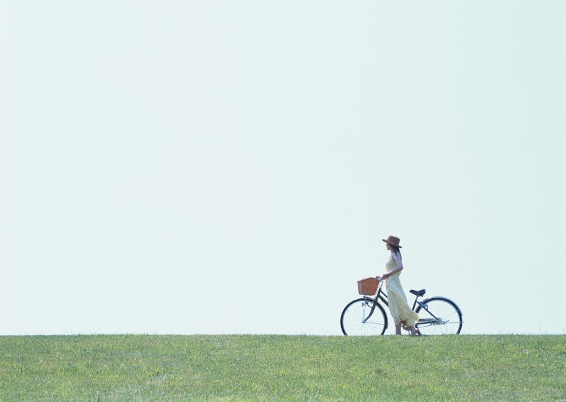 点击大图看下一张：女性骑自行车休闲图片
