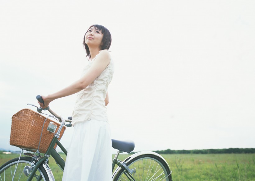 点击大图看下一张：女性骑自行车休闲图片