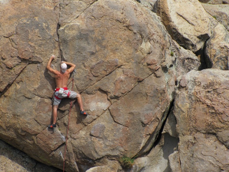 点击大图看下一张：正在攀岩的人图片