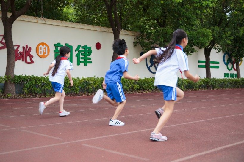 点击大图看下一张：操场跑步的小学生图片