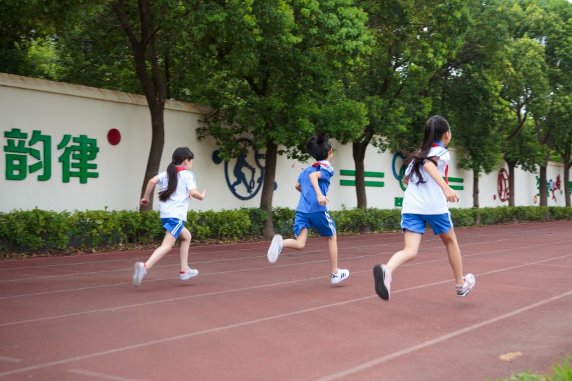 点击大图看下一张：操场跑步的小学生图片