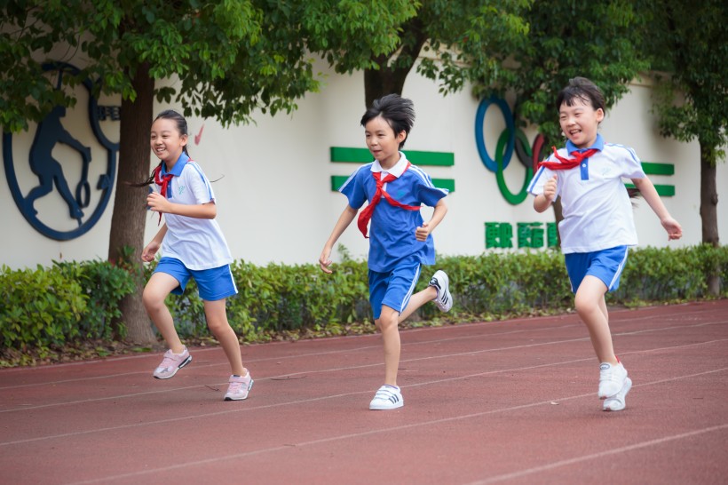点击大图看下一张：操场跑步的小学生图片