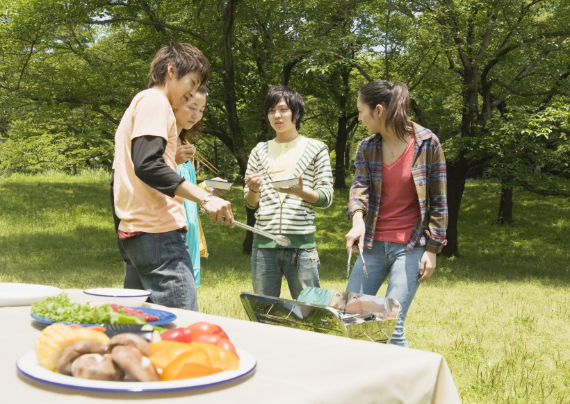 点击大图看下一张：朋友户外野餐图片