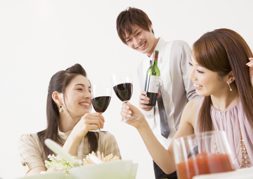 点击大图看下一张：朋友聚会享用红酒图片