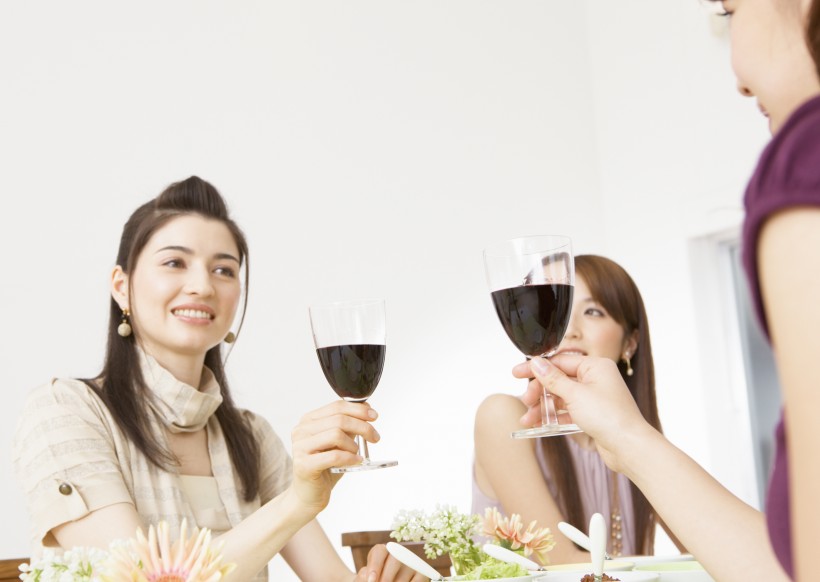 点击大图看下一张：朋友聚会享用红酒图片