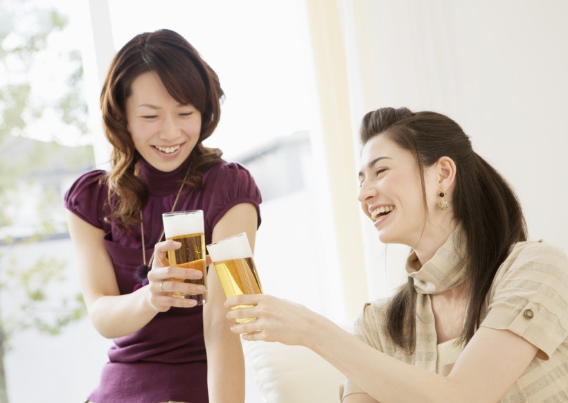 点击大图看下一张：朋友聚会享用啤酒图片
