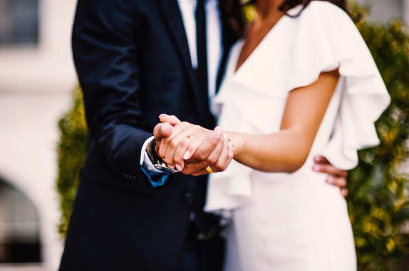 点击大图看下一张：牵着手的新娘与新郎图片