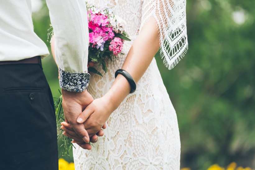 点击大图看下一张：牵着手的新娘与新郎图片