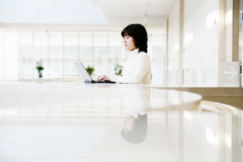 点击大图看下一张：前台女性形象图片