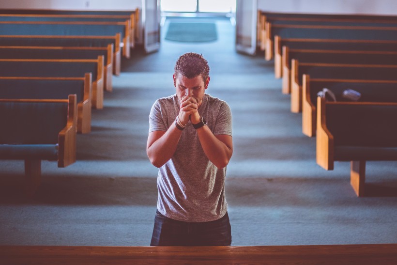 点击大图看下一张：正在祈祷许愿的人图片